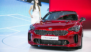 Naujasis „Kia Stinger“ debiutavo 2017-ųjų Ženevos automobilių parodoje