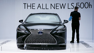 Naujas „Lexus LS 500 h“ modelis buvo pristatytas 2017-ųjų Ženevos automobilių parodoje