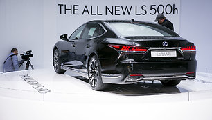 Naujas „Lexus LS 500 h“ modelis buvo pristatytas 2017-ųjų Ženevos automobilių parodoje