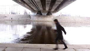 Pavakarę nusileidus prie Neries, gali matyti vagoje tarytum netelpantį jos vandenį, stebėti praeivių santykį su upe, mėginti aplenkti upės srovę. 