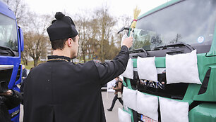 Vežėjų protesto akcija prie Petro ir Povilo bažnyčios &ndash; kunigas &scaron;ventino vilkikus