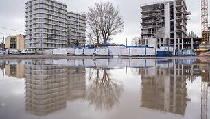 &bdquo;Korių&ldquo; statytojai aptvėrė statybvietę valstybinės žemės sąskaita