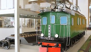 Vilniaus geležinkelio stoties keleivių rūmuose eksponuojami ir seni lagaminai, ir įrankių dėžės, ir traukiniai.