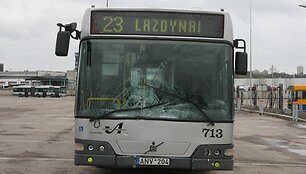 Autobusas atsitrenkė į nuridentą nuo &scaron;laito &scaron;iuk&scaron;lių konteinerį.