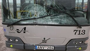 Autobusas atsitrenkė į nuridentą nuo &scaron;laito &scaron;iuk&scaron;lių konteinerį.