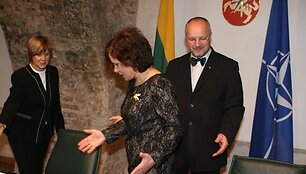 Juozas Olekas perdavė kra&scaron;to apsaugos ministro postą Rasai Juknevičieniai