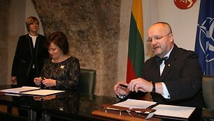 Juozas Olekas perdavė kra&scaron;to apsaugos ministro postą Rasai Juknevičieniai