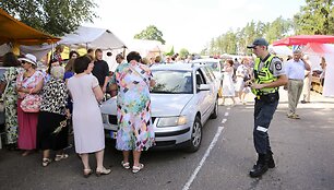 Piva&scaron;iūnų turguje &ndash; nelaimė: automobilis &bdquo;Passat&ldquo; vaikui užvažiavo ant kojos