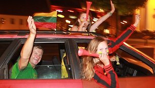 Sostinėje naktį žmonės audringai sutiko žinią apie pergalę