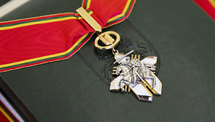 Dalia Grybauskaitė apdovanojo Tomą Venclovą ordinu „Už nuopelnus Lietuvai“ Komandoro didžiuoju kryžiumi