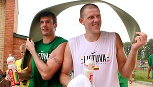 K&scaron;y&scaron;tofas Lavrinovičius ir Marijonas Petravičius slepiasi nuo lietaus
