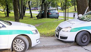 Priepuolio i&scaron;tiktas sostinėje vairuotojas trenkėsi į medį