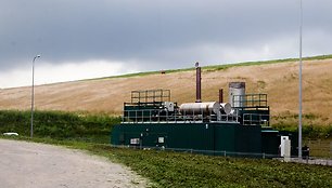 Kariotiškių sąvartyne šiukšlių nesimato, čia baigiami dumblo kaupyklos uždengimo darbai.