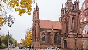 Vilniuje, Maironio g. i&scaron;daužtas &bdquo;Vilniaus &Scaron;ventosios Onos bažnyčios&ldquo; langas 
