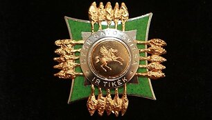 Garbės ženklas &bdquo;Ne&scaron;k savo &scaron;viesą ir tikėk&ldquo;, kurio pagrindnis motyvas &ndash; auksinis žirgas pegasas.