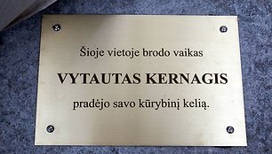 Vytautui Kernagiui skirto suoliuko atidengimo akimirka