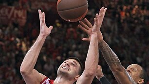 L.Kleiza gaudo kamuolį