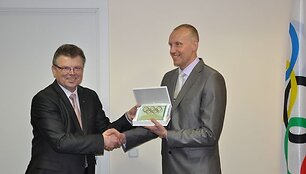 LTOK prezidentas A.Poviliūnas įteikia LTOK &bdquo;Olimpinius žiedus&ldquo;