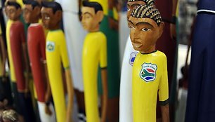 Malaizijoje pagamintos medinės futbolininkų statulėlės