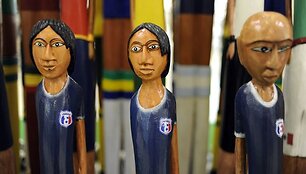 Malaizijoje pagamintos medinės futbolininkų statulėlės
