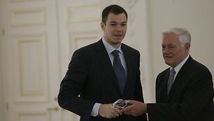 Prezidentas Valdas Adamkus sveikina &bdquo;Lietuvos ryto&ldquo; kapitoną Steponą Babrauską.