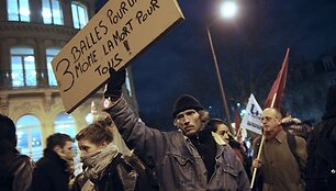 Protesto akcija prie Graikijos ambasados Paryžiuje.