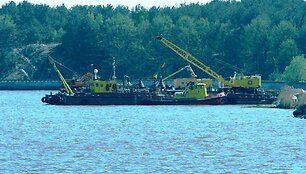 Manoma, kad Kur&scaron;ių mariose ties laivų kapinynu po vandeniu yra apie 1500 tonų metalo laužo.