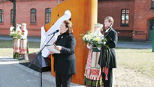 Skulptūros autoriai – menininkas Vytautas Karčiauskas bei M.Reisgio provaikaitis architektas Gintas Reisgys.