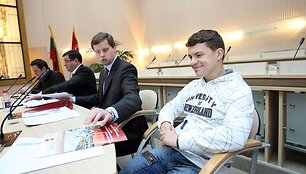 Oficialų čempionato himną sukūrusio Deivio (de&scaron;inėje) tėvas yra vienos pajėgiausių Lietuvos bėgikių L.Grinčikaitės treneris.