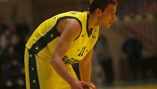 Finale Vilniaus &bdquo;Sakalų&ldquo; ekipa 84:77 palaužė Rygos VEF krep&scaron;ininkus.