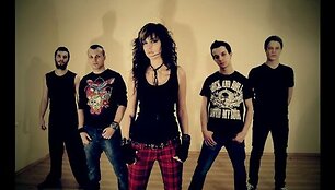 &bdquo;Nu metal&ldquo; stiliui prijaučiantys &bdquo;Carnivora blooms&ldquo; i&scaron;siskiria jaunatvi&scaron;ka energija, o jų kūryboje atsispindi skirtinga grupės narių patirtis.