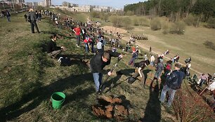  &bdquo;Saulės&ldquo; mokyklos bendruomenė vakar pasodino apie 200 sodinukų, kurie įsilies į Lūžių parką.