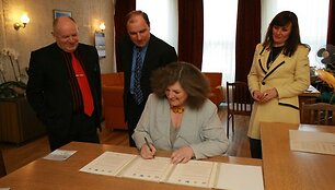 Memorandumą pasira&scaron;ė uostamiesčio menininkų kalvių vadovai.