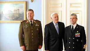 NATO karinio komiteto pirmininkas admirolas G.Di Paola su Lietuvos kariuomenės vadu generolu leitenantu Valdu Tutkumi ir Lietuvos prezidentu Valdu Adamkumi.