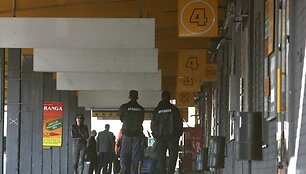 Trečiadienį &bdquo;Geltonąją galeriją&ldquo; saugoję UAB &bdquo;Galinta ir partneriai&ldquo; atsiųsti apsaugos darbuotojai prekybininkų į vidų neįleido net pasiimti asmeninių daiktų.