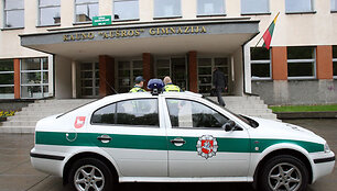 Į &bdquo;Au&scaron;ros&ldquo; gimnaziją netrukus atvyko i&scaron;kviesti policijos pareigūnai.