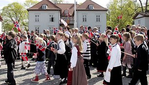Norvegai sekmadienį &scaron;venčia ne tik savo konstitucijai skirtą Nacionalinę dieną, bet ir savo &scaron;alies atstovo pergalę &bdquo;Eurovizijoje&ldquo; (2009.05.17).