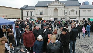 Kaziuko mugėje savo gaminius siūlė i&scaron; įvairių Lietuvos vietovių atvykę tautodailininkai.