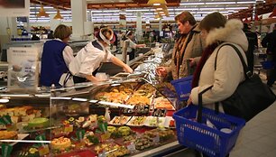 Daugiausia žmonių dabar atleidžiama i&scaron; prekybos centrų. 