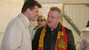 G.Abarius (de&scaron;inėje) neigia, kad jo sveikatos būklė drasti&scaron;kai pablogėjo. 