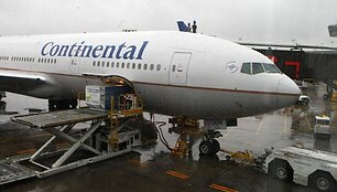 Lėktuvą antrasis pilotas buvo priverstas tupdyti avariniu būdu. 