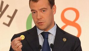 D.Medvedevas demonstruoja pasaulinės valiutos pavyzdį