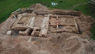  8-ių Radvilų giminės atstovų palaikai buvo rasti 2004-aisiais Dubingių piliavietėje. Dar trejetą metų truko, kol jungtinės antropologų, istorikų, menotyrininkų ir archeologų pajėgos palaikus identifikavo. 