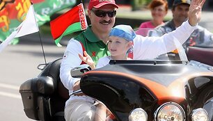 A.Luka&scaron;enka su sūnumi