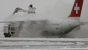 &Scaron;veicarijos avialinijų lėktuvas buvo priverstas leistis avariniu 