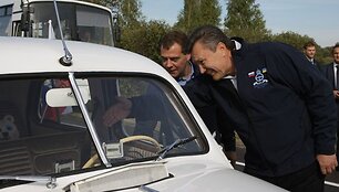 Janukovyčius ir Medvedevas važiuoja Ukrainos link senoviniais automobiliais &bdquo;Pobeda&ldquo;