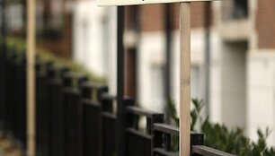Parduoti nekilnojamąjį turtą Didžiojoje Britanijoje darosi vis sunkiau. 