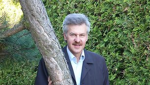 Saulius Daunoras už ES paramos lė&scaron;as savo mi&scaron;ke i&scaron;kirto menkaverčius krūmus ir pagerino sąlygas eglynui augti.