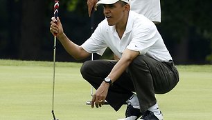 Barackas Obama žaidžia golfą