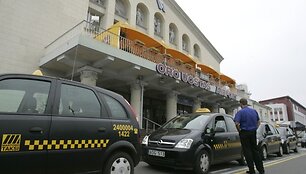 Metrologijos isnpekcijos darbuotojai tyrimą atliko prie Vilniaus oro uosto.
